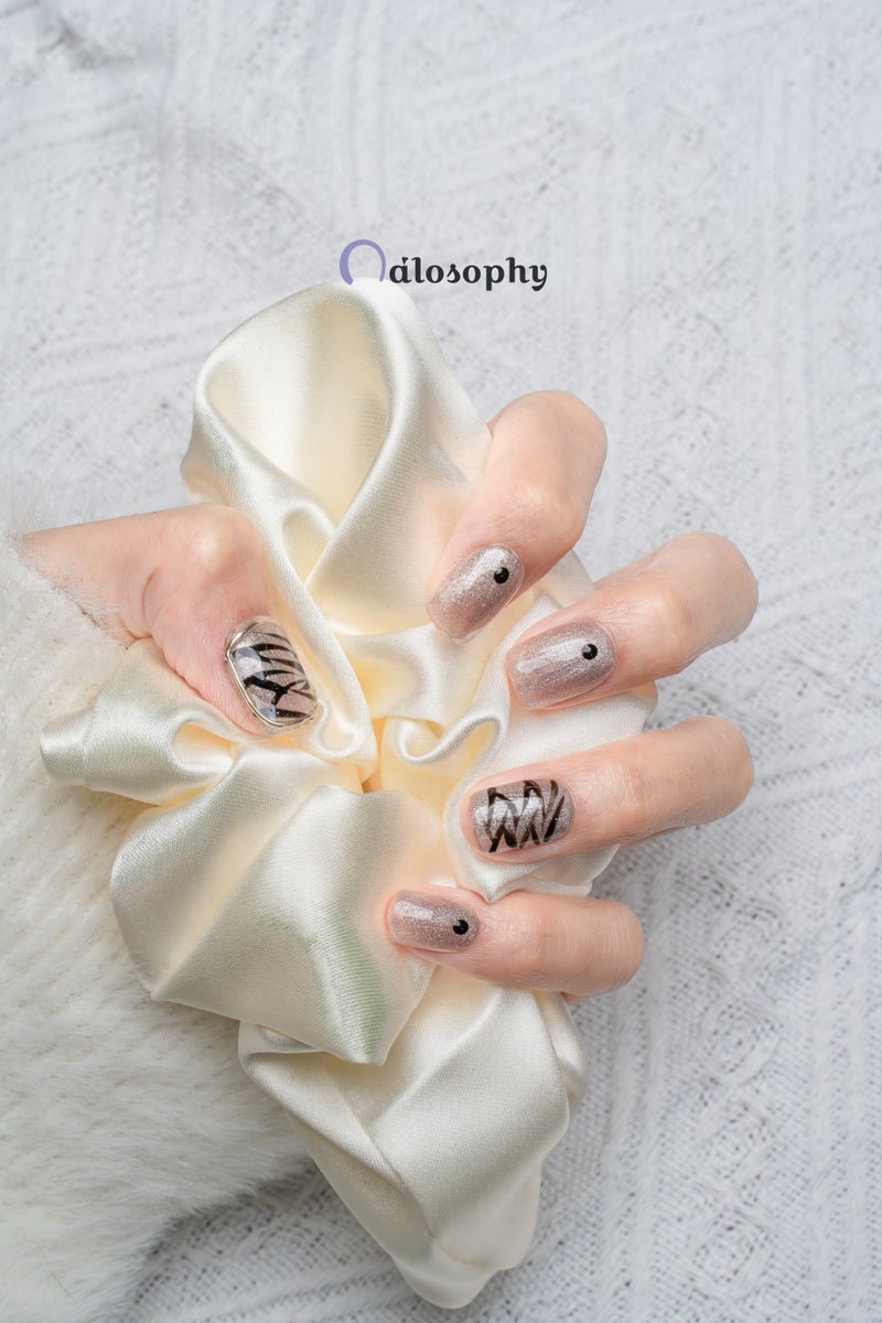Nailosophy أظافر جل مضغوطة يدوية الصنع بتصميم تجريدي مع لمسة لامعة من الشمبانيا مع خطوط سوداء | شكل دائري - Image 4